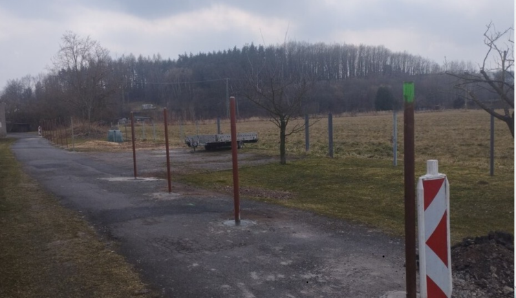 Kuriózní případ poškození cizí věci v České Skalici: muž betonoval sloupky na silnici