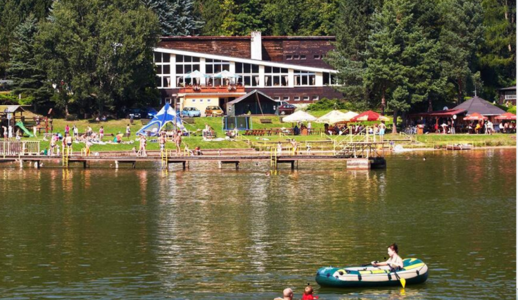 Voda ke koupání v hradeckém kraji je většinou dobrá, horší je v Dolcích