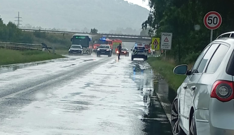 Bilance střetu Superbu s autobusem u Stráže pod Ralskem: 5 zraněných