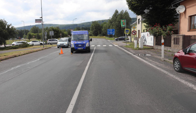 Dodávka v Novém Boru narazila do přecházející chodkyně. Policie hledá svědky