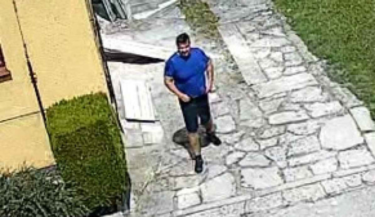 Policie odhalila zloděje i díky veřejnosti. Vykradl auto, jde o recidivistu