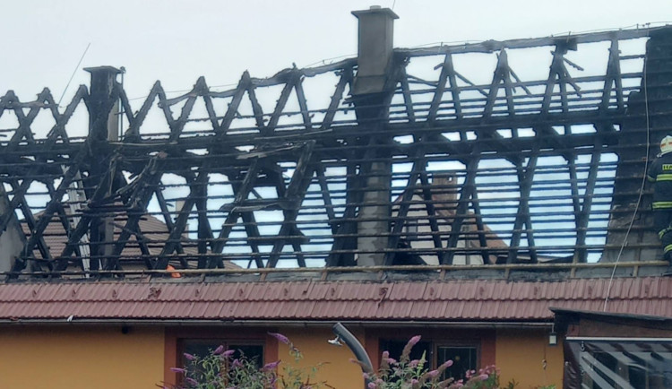 Na letošní léto nebude v dobrém vzpomínat rodina z Kopidlna, její dům pohltily plameny