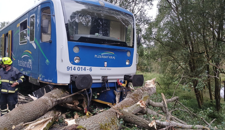 Vlak vykolejil po nárazu do spadlého stromu, doprava na železnici stála