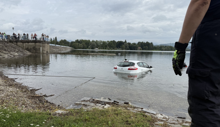 VIDEO: Hasiči spolu s potápěči lovili auto z vodní nádrže, řidička ho nezabrzdila