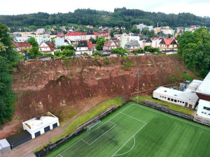 Trutnov pokračuje v zabezpečení skalní stěny nad sportovištěm. Hotovo bude do dvou let