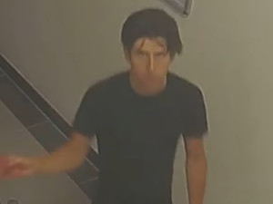 Muž vnikl do areálu Českých drah a ukradl devět mobilů. Policie po pachateli pátrá