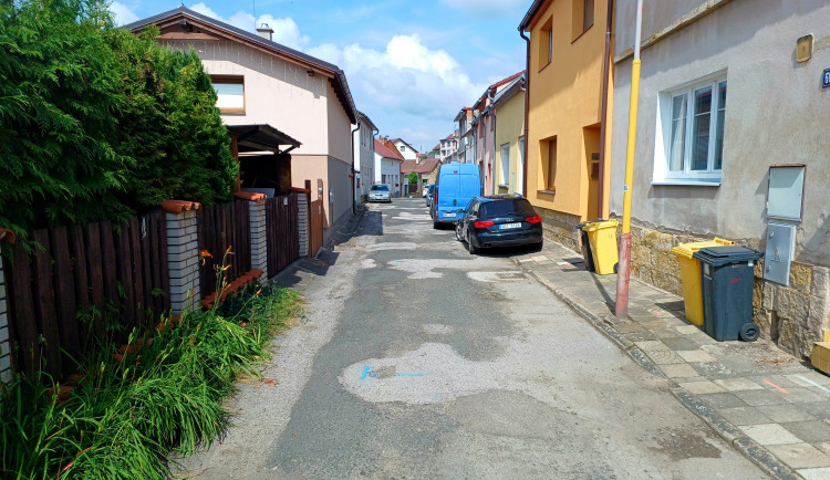 Rekonstrukce kanalizace v Hořicích omezí dopravu na Nerudově ulici