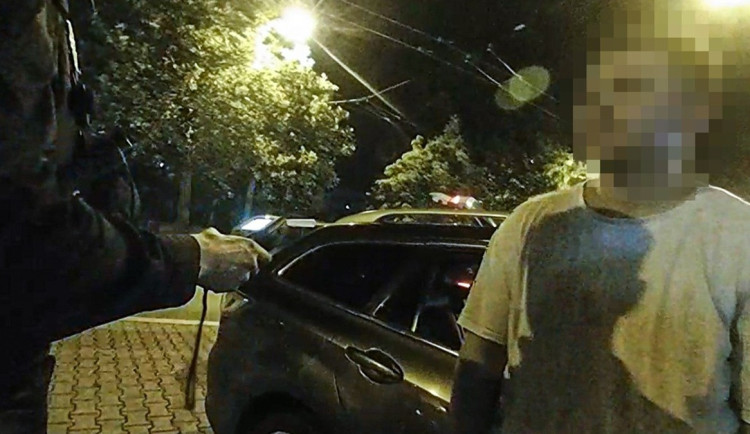 Víc na sebe už upozornit nemohl, strážníci opět přistihli ochmelku za volantem