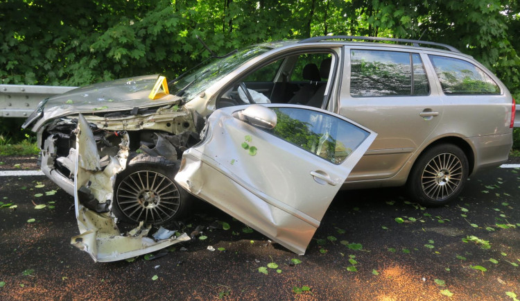 Pozor na mokru. Řidič u Hodkovic nezvládl zatáčku, další boural u Dalešic