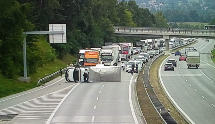 Na dálnici se převrátila dodávka a zablokovala všechny pruhy, směr na Brno stál