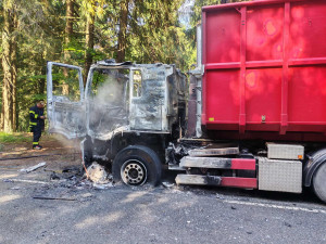 Cestu přes Orlické hory zbrzdil požár kamionu, řidiči u Šerlichu nabírali skluz
