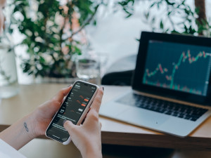 Muž přišel o více než 2,5 milionu korun díky falešnému investičnímu poradci