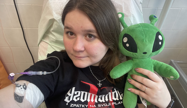 Ivana bojuje se vzácnou chorobou a sní o elektrickém vozíku, aby mohla na školní exkurze