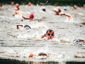 Hradecký terénní triatlon: déšť ani bláto neodradily stovky závodníků