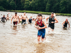 Hradecký terénní triatlon: déšť ani bláto neodradily stovky závodníků