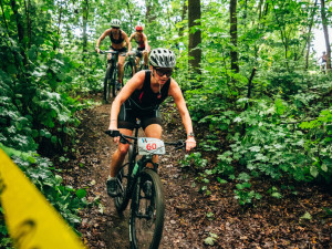 Hradecký terénní triatlon: déšť ani bláto neodradily stovky závodníků