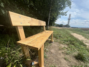 Nové lavičky na Chlumech u Hořic. Jedna funguje jako nápojový bar