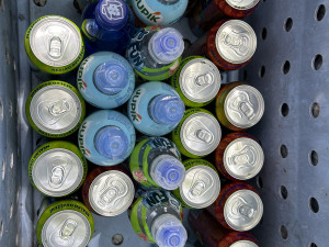 Nové lavičky na Chlumech u Hořic. Jedna funguje jako nápojový bar