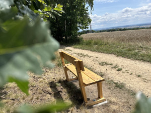 Nové lavičky na Chlumech u Hořic. Jedna funguje jako nápojový bar