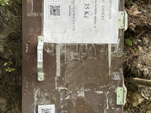 Nové lavičky na Chlumech u Hořic. Jedna funguje jako nápojový bar