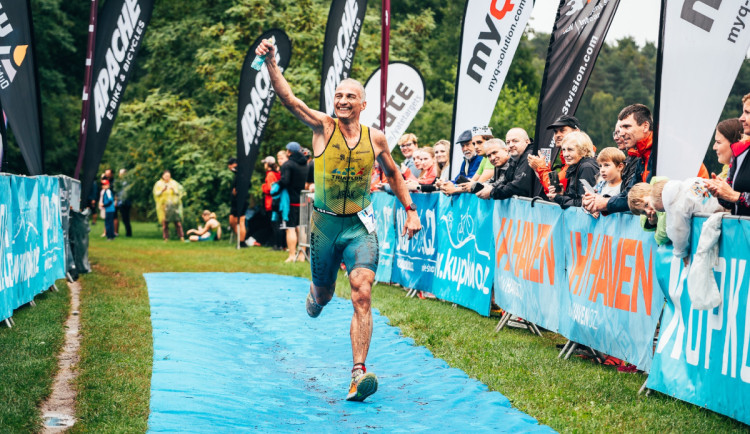Hradecký terénní triatlon: déšť ani bláto neodradily stovky závodníků