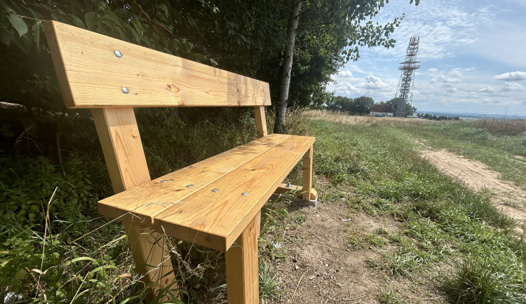 Nové lavičky na Chlumech u Hořic. Jedna funguje jako nápojový bar