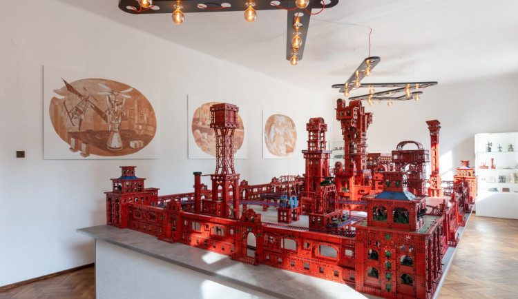 Než se vrátí pravé léto, vezměte děti muzea stavebnice nebo na laser game