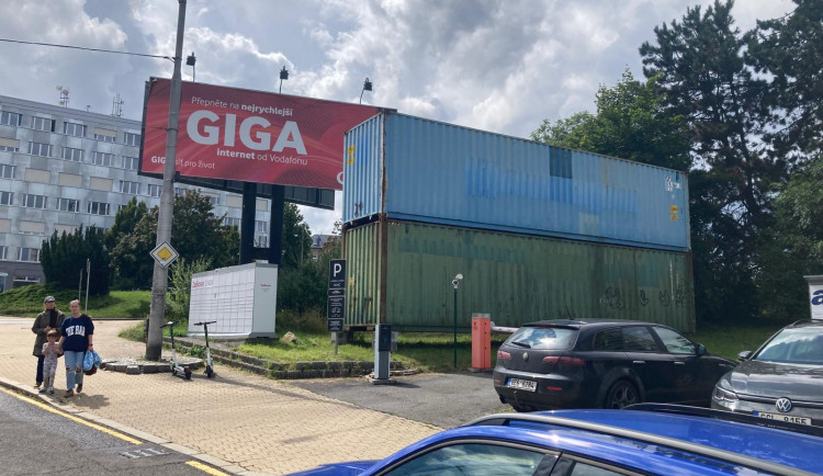 Po buňkách zmizí od autobusáku i lodní kontejnery. Vlastník je musí odstranit