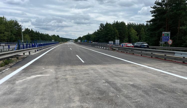 Omezení na D1 směr Brno u Jihlavy v pondělí skončí, dělníci se přesunou pod most