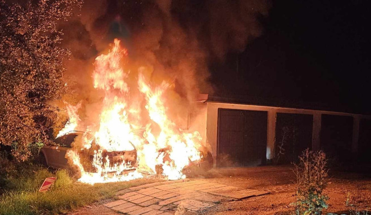 Noční požár v Liberci. V Jáchymovské ulici shořela tři auta