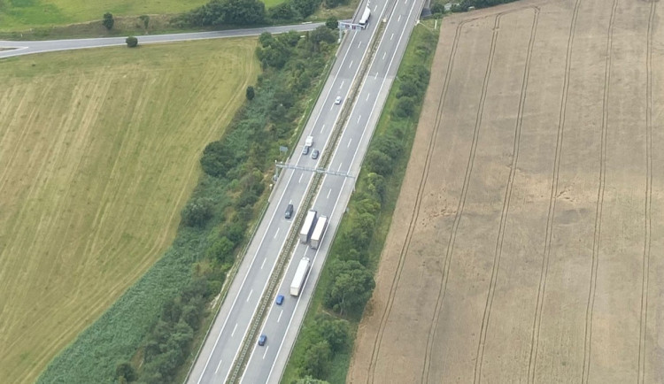 Kontrola z oblak. Policisté dohlíželi na počínání řidičů na dálnici z vrtulníku