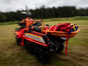Záchrana ve větvích Orlických hor: Hasiči lezci nasadili lana i novou šestikolku