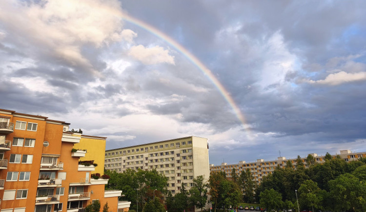 FOTO: Když příroda kouzlí. Oblohu nad Brnem ozdobila dvojitá duha