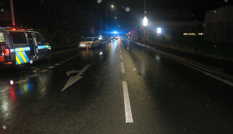 Žena seděla uprostřed noci na silnici. Dvě auta se jí vyhnula, třetí už ne