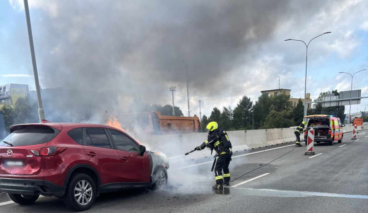 Na průtahu Libercem hořelo odpoledne poblíž tunelu auto, doprava stála
