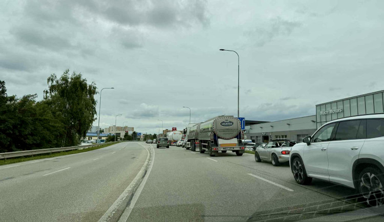 Práce u Diamantu začaly, kolony se tvoří v obou směrech