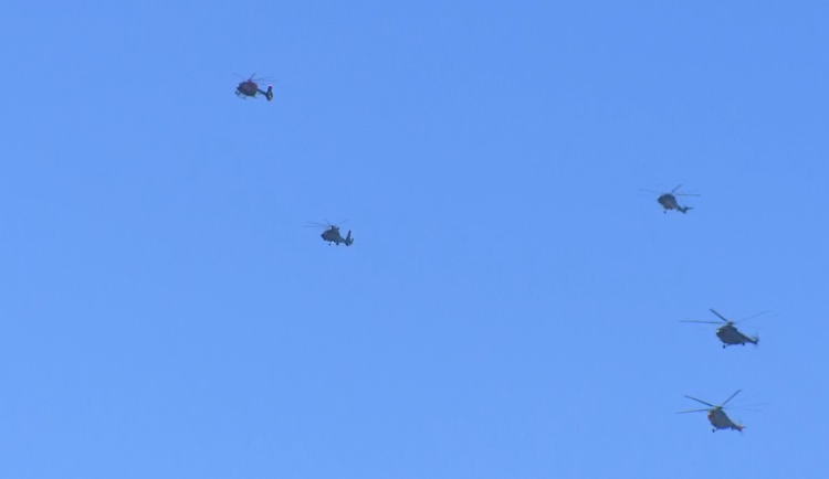VIDEO: Pořádný hukot na nebi, Plzeňany zaskočil přelet formace dvanácti vrtulníků
