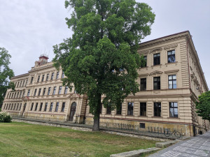 Rekonstrukce oken na ZŠ 17. listopadu v Jičíně. Práce začnou v říjnu