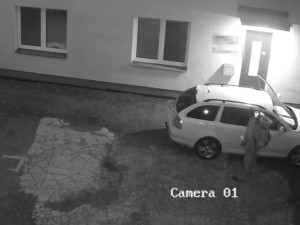 Ukradl z auta 400 tisíc. Pachatel peníze utratil za auto a mobilní dům
