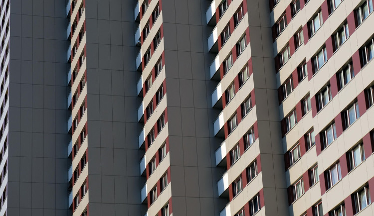 KOMENTÁŘ: Neplatiči zatěžují bytové jednotky. Jejich odpojení od tepla má limity