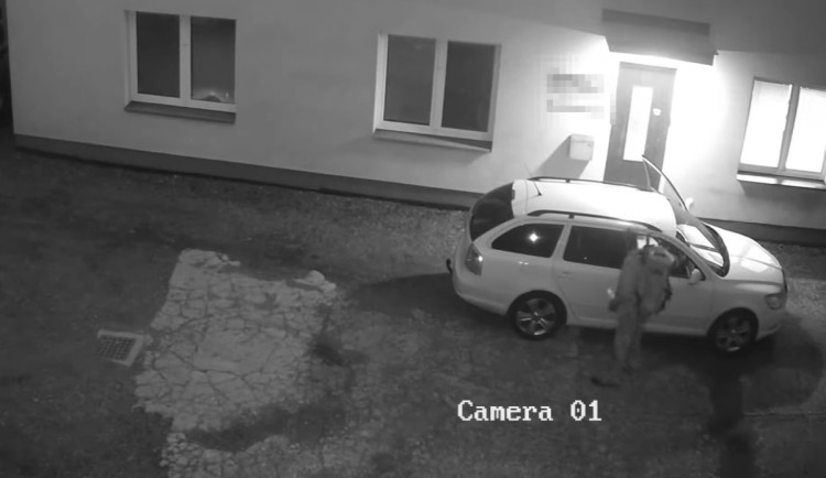 Ukradl z auta 400 tisíc. Pachatel peníze utratil za auto a mobilní dům