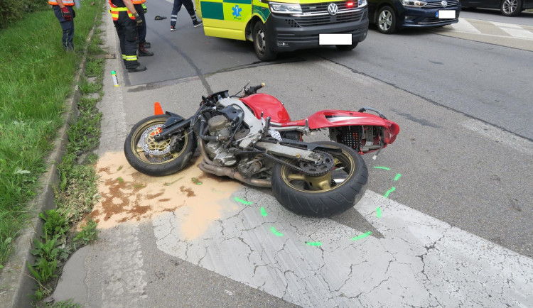 Motorkáře pronásledovala policie. Zběsilá jízda skončila vážnou nehodou