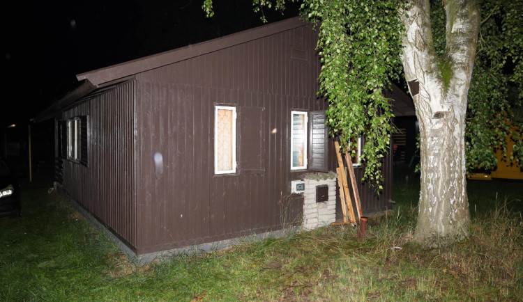 Drzý zloděj vykradl chatu turistů u Mácháče zatímco v klidu grilovali na verandě