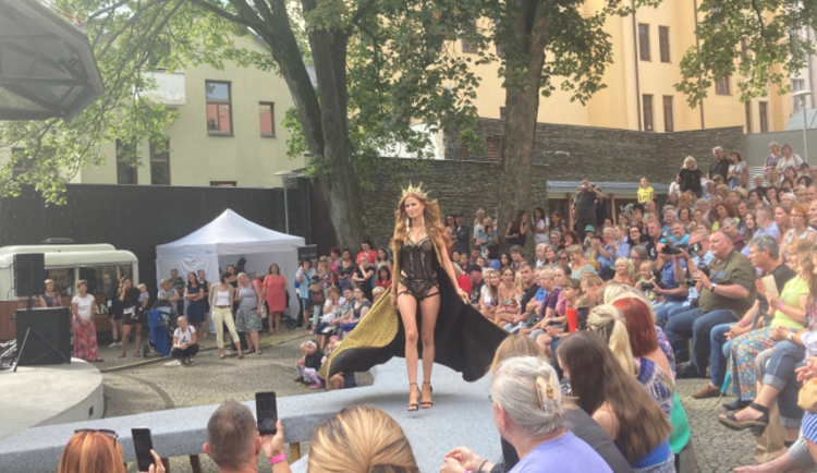 Bižuterie, sklo a krásné ženy. V Jablonci začíná prodejní výstava Křehká krása