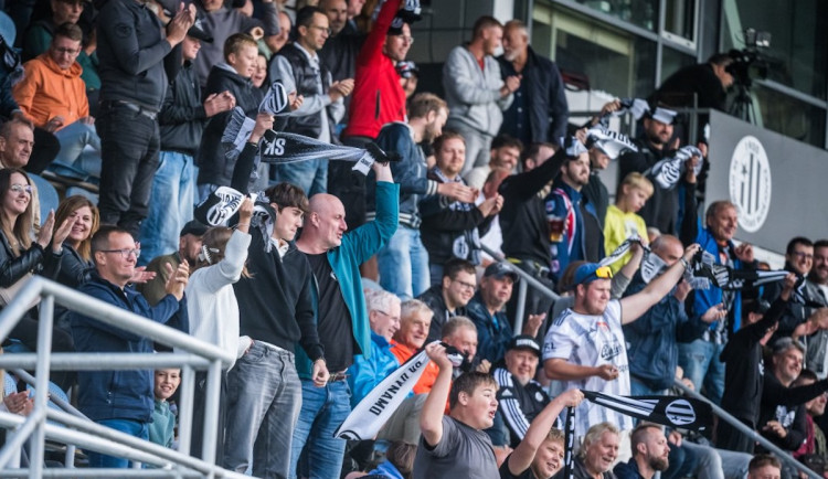 KOMENTÁŘ: Pokračující pád Dynama? Koktejl amatérismu, diletantství a neprůhlednosti