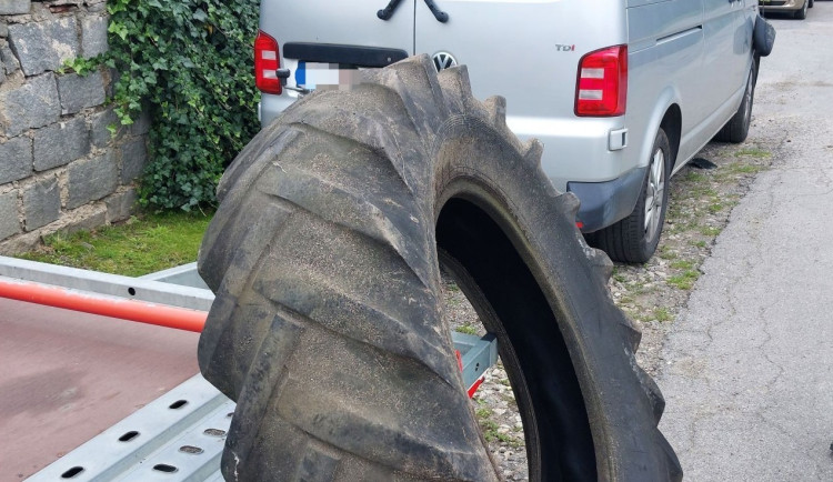 Nuda o prázdninách. Mladíci pustili z kopce pneumatiky, jedna poškodila auto