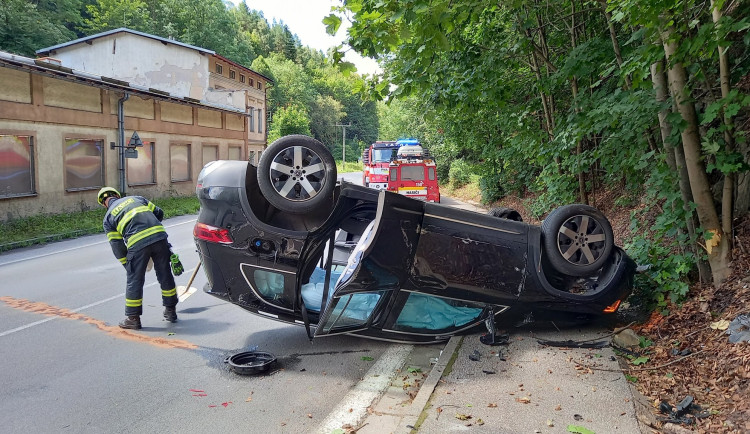 eCall zachránil životy na Náchodsku: Auto po nehodě skončilo na střeše