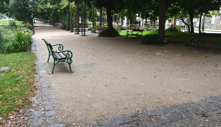 Dvě parkové cesty v sadovém okruhu dostaly nový povrch za 1,2 milionu korun