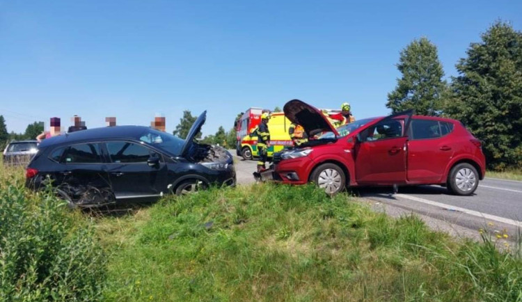 Aktuálně: Silnici u Karlova zablokovala nehoda dvou aut, pět lidí se zranilo