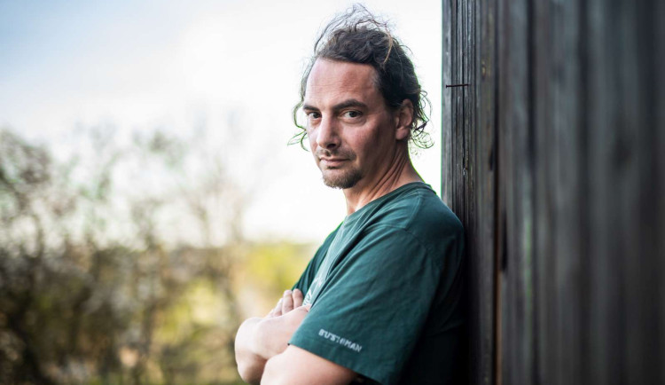 Drobná zvěř ubývá, v Rakousku je až desetkrát více zajíců, říká zoolog Martin Šálek